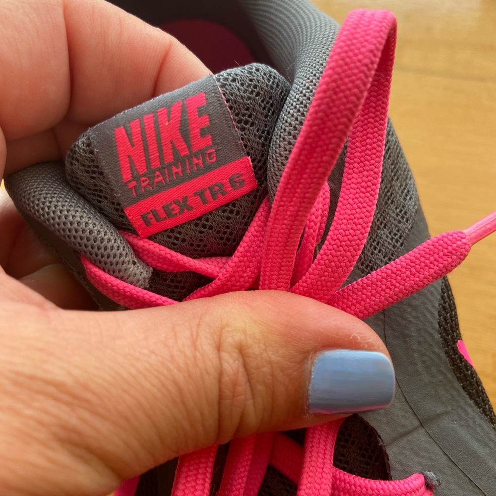 Nike Training Flex TR6 women’s sneaker in good used condition.